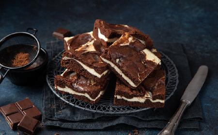 Ciasto czekoladowe z serem: przepis na 2w1 brownie z sernikiem