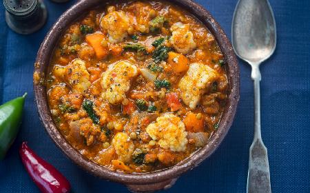 Potrawka z soczewicy i kalafiora: przepis na warzywny gulasz w stylu curry