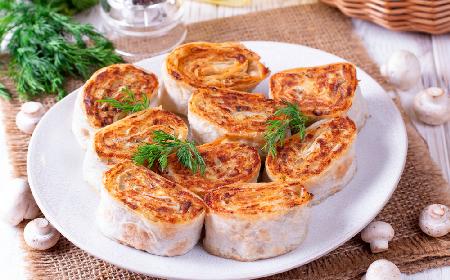 Rewelacyjne smażone roladki z tortilli lub naleśnika z pieczarkami