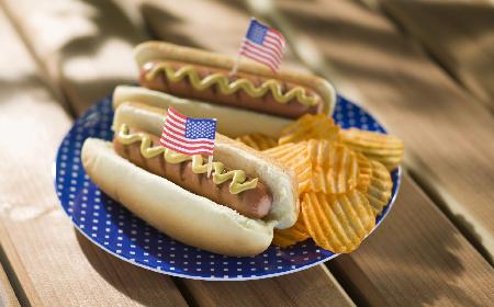 Domowy hot dog po amerykańsku: przepis + WIDEO