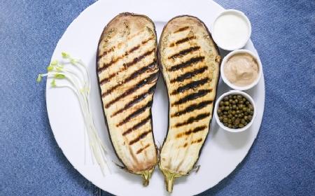 Grillowany bakłażan z sosem orzechowym: przepis