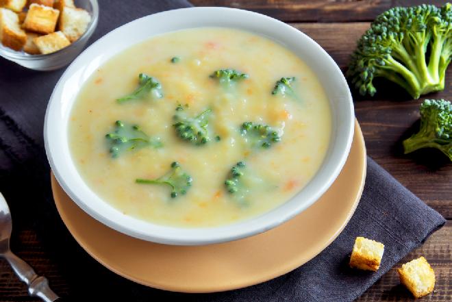Zupa brokułowa z kaszą manną z menu beszamel