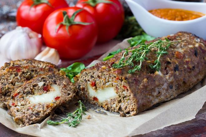 Idealny klops nadziewany serem mozzarella: doskonały na ciepło, przepyszny na zimno