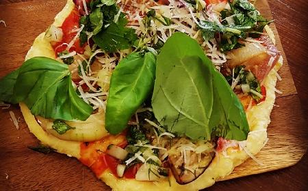 Pyszna pizza na spodzie z wczorajszych ziemniaków