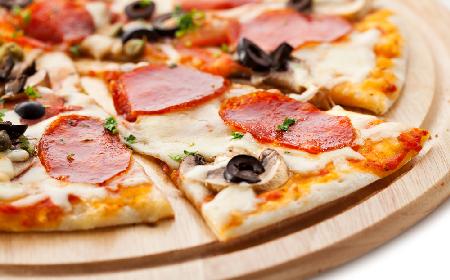 Domowa pizza na cienkim i chrupiącym cieście