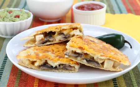 Quesadillas z kurczakiem i pieczarkami: doskonała przekąska na ciepło