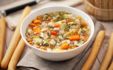 Minestrone z młodą kapustą - pyszna zupa z młodych warzyw