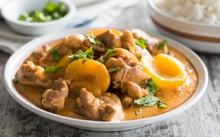 Pierś kurczaka z brzoskwiniami i curry: łatwy przepis na potrawkę drobiową