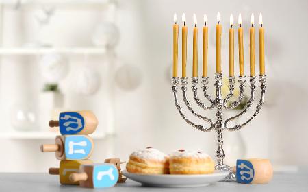 Czas zapalić światła: Chanuka i jej tradycje kulinarne