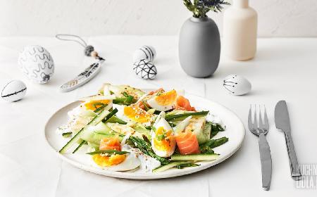 Kapusta pak choi na ciepło z jajkiem i wędzonym łososiem