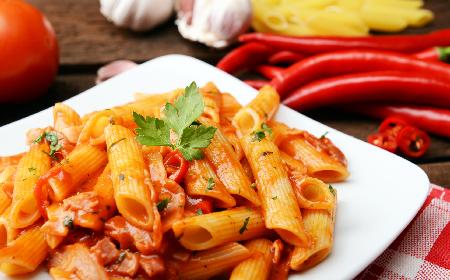 Penne z papryką i czosnkiem: obiad po włosku