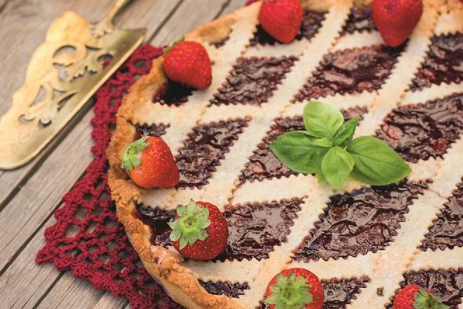 Linzer Torte: austriacka tarta orzechowa z marmoladą, tort z Linzu