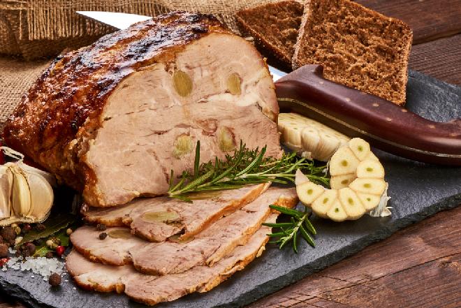 Smaczny schab karkowy szpikowany czosnkiem: przepis na pieczeń idealną