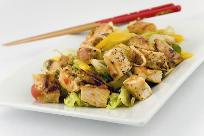 Sałatka z pieczonego kurczaka z sosem curry