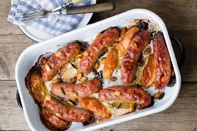 Wyborna biała kiełbasa pieczona z miodem i jabłkami