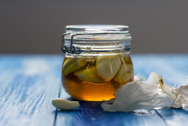 Miód z czosnkiem: naturalny środek na odporność
