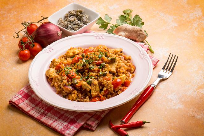 Ryż z kurczakiem w pomidorowym sosie - przepis na oszukane, szybkie risotto