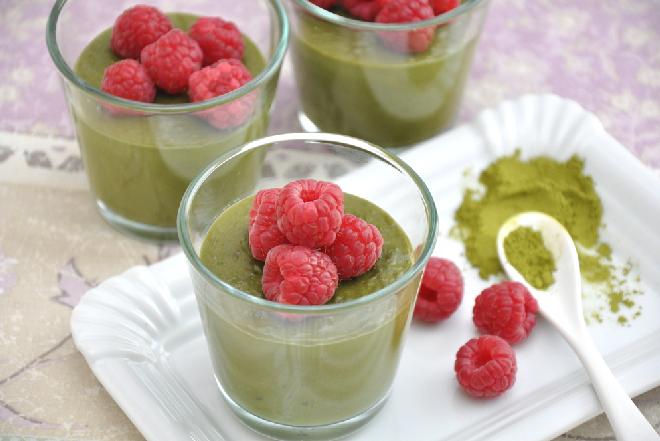 Panna cotta z herbatą matcha i malinami - przepis na oryginalny deser